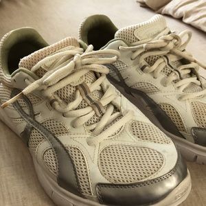 Earth athletic shoes
